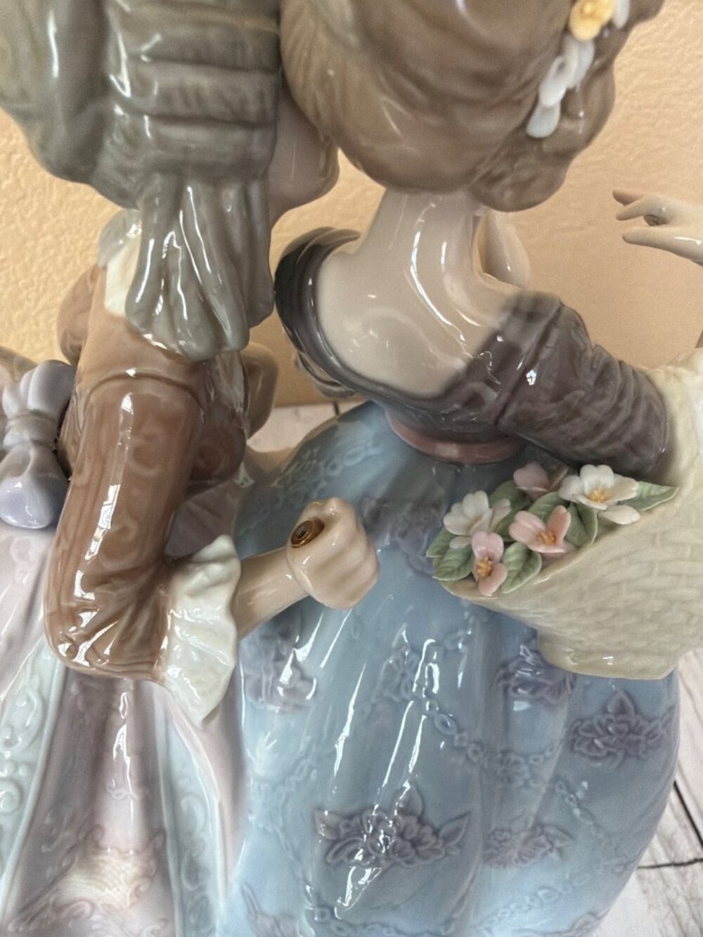 Lladró "Southern Charm" Damita con Flores Porcelain Figurine 5700 in Box w/FLAWS - Picture 10 of 16